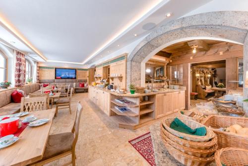 Shared lounge/TV area, Hotel Garni Ransburgerhof in Flachau Shared lounge/TV area, Hotel Garni Ransburgerhof in Flachau