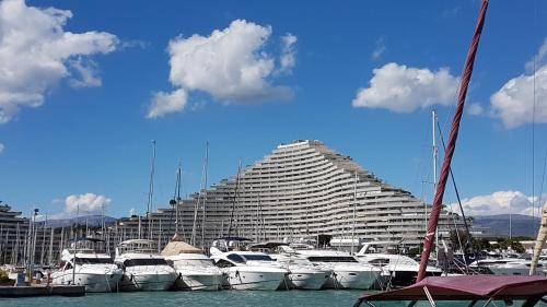 Hôtel Studio Apartment between Nice and Cannes - Marina baie des Anges - Beach, restaurants, shops - tea/coffee/sugar/bed linen and towels