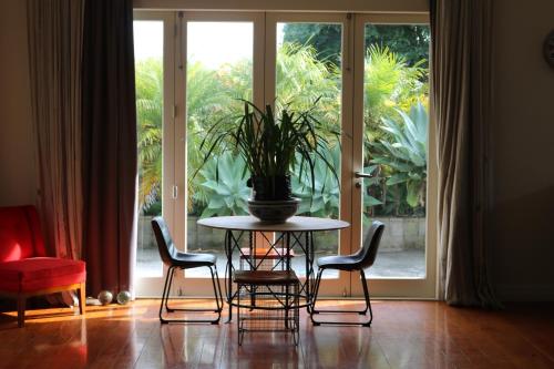 Nyima Tashi Buddhist Centre near Közlekedési és Műszaki Múzeum (MOTAT) Nyima Tashi Buddhist Centre near Közlekedési és Műszaki Múzeum (MOTAT)