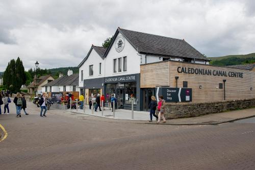 A szálláshely kívülről, Lock Chambers, Caledonian Canal Centre in Fort Augustus Városközpont A szálláshely kívülről, Lock Chambers, Caledonian Canal Centre in Fort Augustus Városközpont