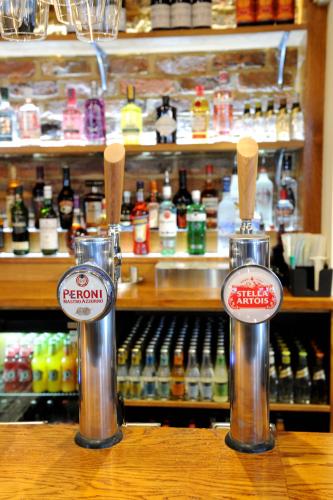 Bar/salonek, White Hart by Chef & Brewer Collection in Chalfont Saint Giles Bar/salonek, White Hart by Chef & Brewer Collection in Chalfont Saint Giles