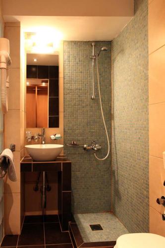 Baño, Hotel Metropol in Larisa Baño, Hotel Metropol in Larisa
