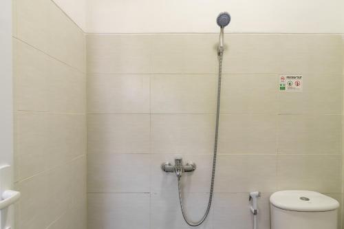 Bathroom, RedDoorz near Plaza Atrium Senen in Senen Bathroom, RedDoorz near Plaza Atrium Senen in Senen