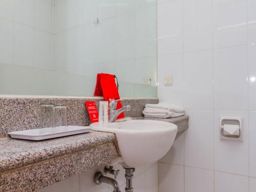 Bathroom, RedDoorz near Simpang Dago 2 near Dapur Eyang Bathroom, RedDoorz near Simpang Dago 2 near Dapur Eyang