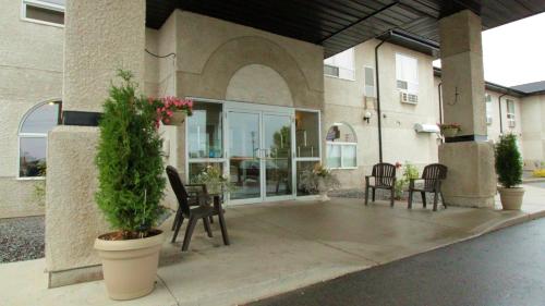 Entrance, Days Inn & Suites by Wyndham Thompson in Thompson (MB) Entrance, Days Inn & Suites by Wyndham Thompson in Thompson (MB)