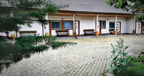 Airport Karoly Central 75