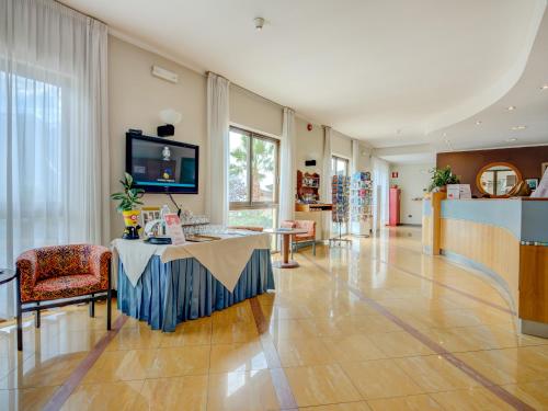 Фойє, Hotel San Pietro in Лимоні Сул Гарда Фойє, Hotel San Pietro in Лимоні Сул Гарда