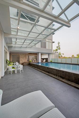 Swimming pool, Whiz Prime Hotel Pajajaran Bogor in Bogor Swimming pool, Whiz Prime Hotel Pajajaran Bogor in Bogor