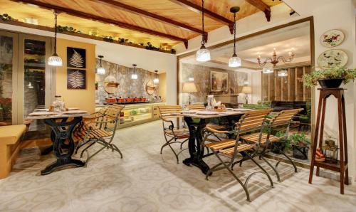 Restaurant, Lakeside Inn in Nainital Restaurant, Lakeside Inn in Nainital