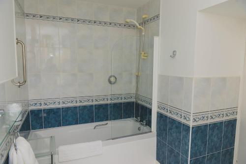 Bathroom, Sunninghill Hotel in Elgin Bathroom, Sunninghill Hotel in Elgin