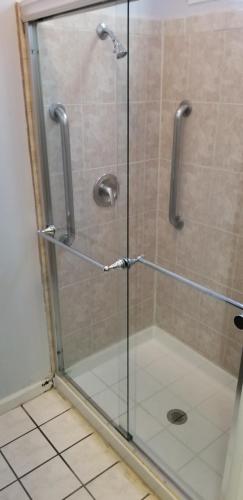 Shower, Perramont Hotel in Mission District Shower, Perramont Hotel in Mission District