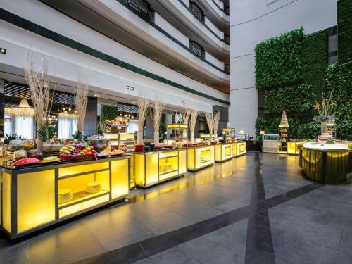 Restaurant, Grand Mercure Shanghai Hongqiao in New Hongqiao Commercial Center and Changning Restaurant, Grand Mercure Shanghai Hongqiao in New Hongqiao Commercial Center and Changning