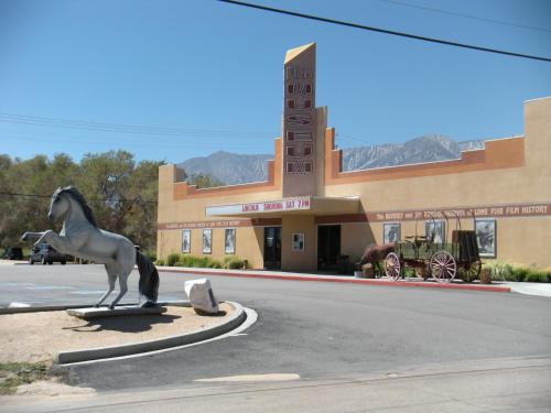 入口, 步道汽車旅館 (Trails Motel) in 隆派恩(CA) 入口, 步道汽車旅館 (Trails Motel) in 隆派恩(CA)