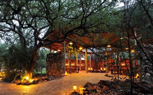 Bar/ Salón, Etosha Village in Outjo Bar/ Salón, Etosha Village in Outjo