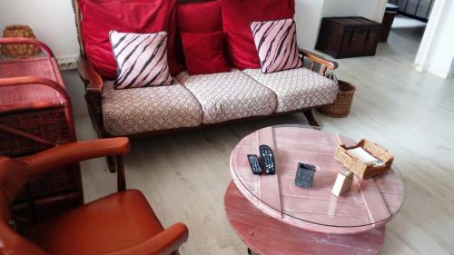 This photo about Apartamentos Benicassim 3000 sin piscina shared on HyHotel.com