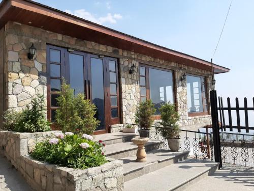 The Seasons Hotel
The Seasons Hotel