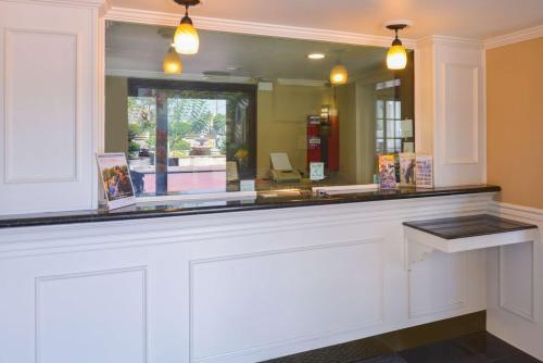 Lobby, Laguna Inn and Suites in San Juan Capistrano (CA) Lobby, Laguna Inn and Suites in San Juan Capistrano (CA)