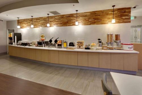 Food and beverages, La Quinta Inn & Suites by Wyndham Dallas Love Field in Stemmons Corridor Food and beverages, La Quinta Inn & Suites by Wyndham Dallas Love Field in Stemmons Corridor