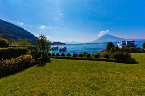 Kert, Hotel Atitlan in Panajachel Kert, Hotel Atitlan in Panajachel