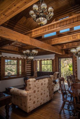 *2 bdr log house /mountains/Queen bed/fireplace in Gourri *2 bdr log house /mountains/Queen bed/fireplace in Gourri