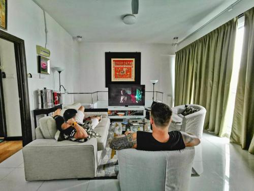 gedeelde lounge/tv-ruimte, Penthouse on 34 - The Highest Unit and Best Views in Regalia & Private Rooftop Terrace in Chowkit / Putra WTC gedeelde lounge/tv-ruimte, Penthouse on 34 - The Highest Unit and Best Views in Regalia & Private Rooftop Terrace in Chowkit / Putra WTC