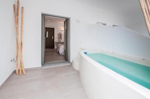 อ่างแช่น้ำร้อน, โบฮีเมียน ลักชัวรี บูติก โฮเทล, สําหรับผู้ใหญ่เท่านั้น (Bohemian Luxury Boutique Hotel, Adults Only) in นาอูสซา อ่างแช่น้ำร้อน, โบฮีเมียน ลักชัวรี บูติก โฮเทล, สําหรับผู้ใหญ่เท่านั้น (Bohemian Luxury Boutique Hotel, Adults Only) in นาอูสซา