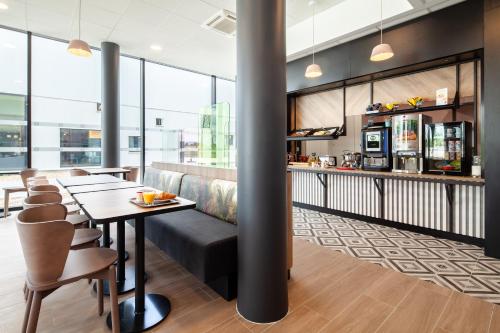 Food and beverages, B&B HOTEL Cergy Saint Christophe near Pontoise Airport Food and beverages, B&B HOTEL Cergy Saint Christophe near Pontoise Airport