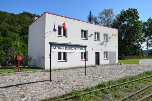 A szálláshely kívülről, Remiza w Starej Papierni in Lapino A szálláshely kívülről, Remiza w Starej Papierni in Lapino