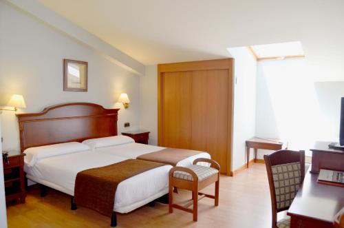 Guestroom, Hotel Lasa Sport in Valladolid Guestroom, Hotel Lasa Sport in Valladolid