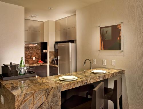 Kitchen, EB Hotel Miami Airport in Miami (FL) Kitchen, EB Hotel Miami Airport in Miami (FL)