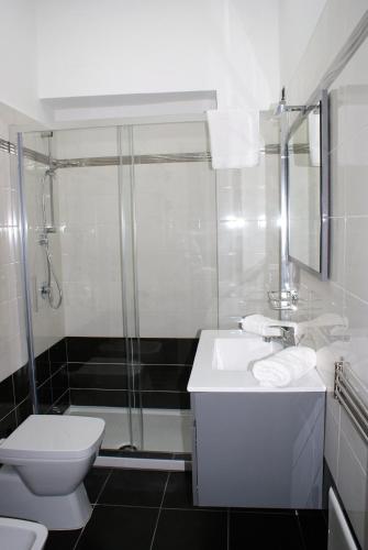 Ванна кімната, B&B Metropolitan RC in Реджо-ді-Калабрія Ванна кімната, B&B Metropolitan RC in Реджо-ді-Калабрія
