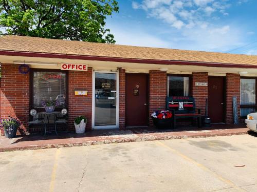 Blue Spruce Motel
Blue Spruce Motel