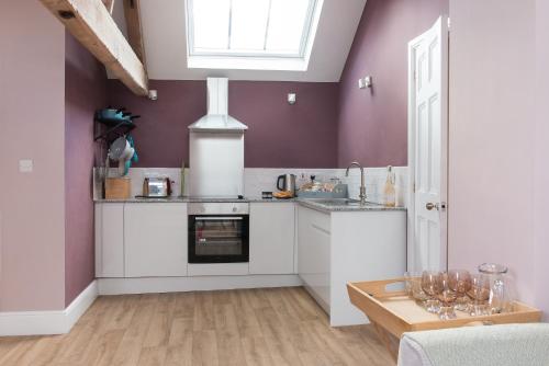 Cocina, The Hayloft, Wall End Farm in Worcestershire Cocina, The Hayloft, Wall End Farm in Worcestershire