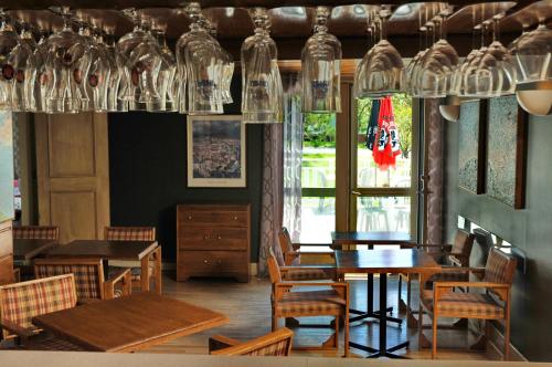 Pub/Lounge, Auberge Beausejour in Saint-Joseph-De-La-Rive (QC) Pub/Lounge, Auberge Beausejour in Saint-Joseph-De-La-Rive (QC)