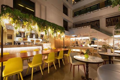 Food and beverages, Howard Plaza Hotel Hsinchu near Xinyue Beach Food and beverages, Howard Plaza Hotel Hsinchu near Xinyue Beach