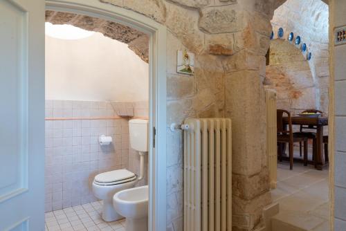Bathroom, Stile e relax nei trulli by Wonderful Italy in Villaggio del Fanciullo Bathroom, Stile e relax nei trulli by Wonderful Italy in Villaggio del Fanciullo