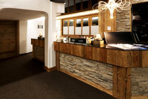 Empfangshalle, Amber Ski-in/out Hotel & Spa in Saas-Fee Empfangshalle, Amber Ski-in/out Hotel & Spa in Saas-Fee