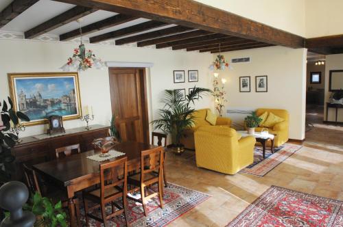 Shared lounge/TV area, Villa Serena Agriturismo in Montebelluna Shared lounge/TV area, Villa Serena Agriturismo in Montebelluna