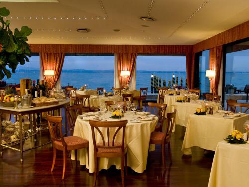 Étterem, Grand Hotel Terme Sirmione in Óváros Étterem, Grand Hotel Terme Sirmione in Óváros