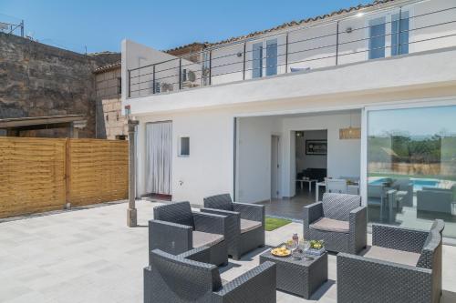 balkon/terras, 120m² 4 slaapkamer, 1 privé badkamer in Llubi (Can Miquel Porro) in Llubi balkon/terras, 120m² 4 slaapkamer, 1 privé badkamer in Llubi (Can Miquel Porro) in Llubi