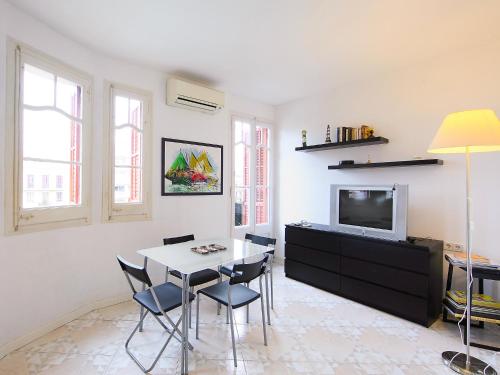 This photo about Apartment Eixample Esquerre EntenA§a-Av Roma 01 shared on HyHotel.com