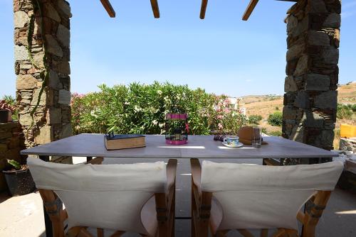 balkon/terras, MELISSANTHI FARM HOUSE-RIGANI near Syros Island National Airport balkon/terras, MELISSANTHI FARM HOUSE-RIGANI near Syros Island National Airport