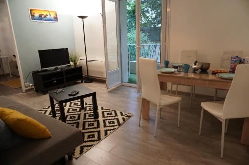 Shared lounge/TV area, Bel Appartement Spacieux, agreable et bien situe in Saint-Eloi Shared lounge/TV area, Bel Appartement Spacieux, agreable et bien situe in Saint-Eloi
