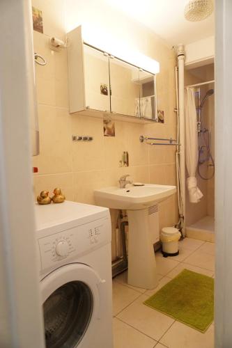 Bathroom, Bel Appartement Spacieux, agreable et bien situe in Saint-Eloi Bathroom, Bel Appartement Spacieux, agreable et bien situe in Saint-Eloi