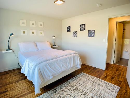 Hôtel Corner Unit with Panoramic Views of Water/Mountain
