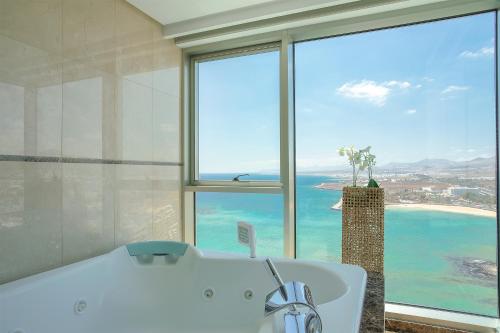 حمام, Arrecife Gran Hotel & Spa in لانزاروتى حمام, Arrecife Gran Hotel & Spa in لانزاروتى