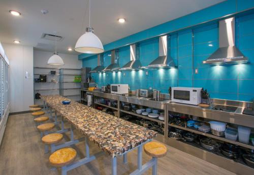 Kitchen, Canmore Downtown Hostel in Canmore (AB) Kitchen, Canmore Downtown Hostel in Canmore (AB)