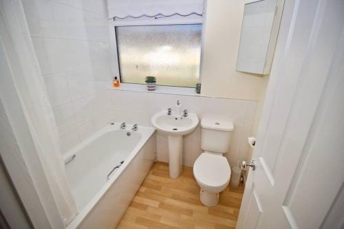 حمام, Clean Bath property by canal and town with free parking, WiFi and breakfast included in Bathampton حمام, Clean Bath property by canal and town with free parking, WiFi and breakfast included in Bathampton