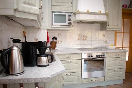 Konyha, Ferienwohnung Falkenblick OG im FH Falkenhöhe (Ferienwohnung Falkenblick OG im FH Falkenhohe) in Meuselbach - Schwarzmuhle Konyha, Ferienwohnung Falkenblick OG im FH Falkenhöhe (Ferienwohnung Falkenblick OG im FH Falkenhohe) in Meuselbach - Schwarzmuhle