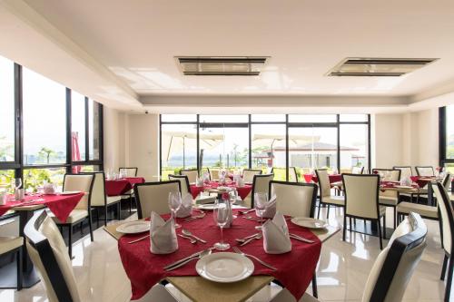 ห้องอาหาร, Mountain Glory Forest Resort & Spa in นิรมล โภครี ห้องอาหาร, Mountain Glory Forest Resort & Spa in นิรมล โภครี